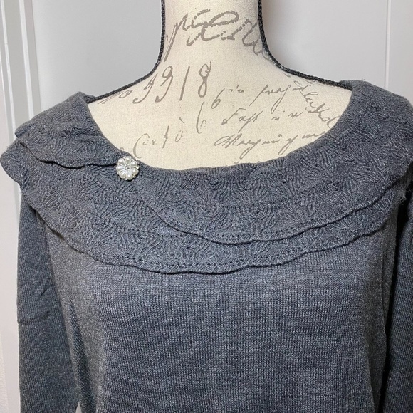 Briggs Scalloped Sweater With Rhinestone Accent Size Medium - Picture 3 of 7